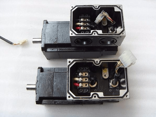 Servo motor junction box